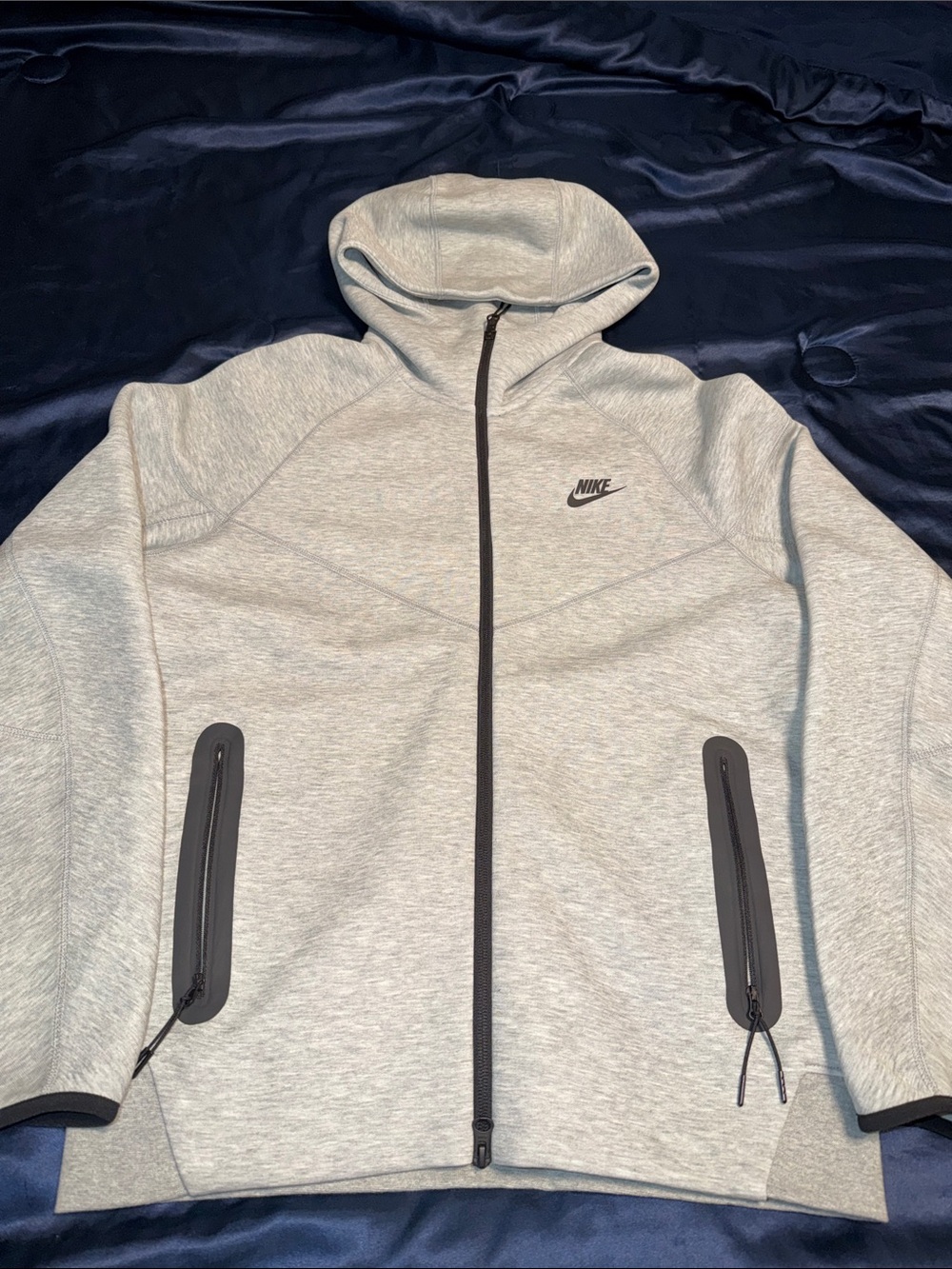 Nike Men’s Heather Light Gray Full-Zip Hoodie with Black Accents M Tech